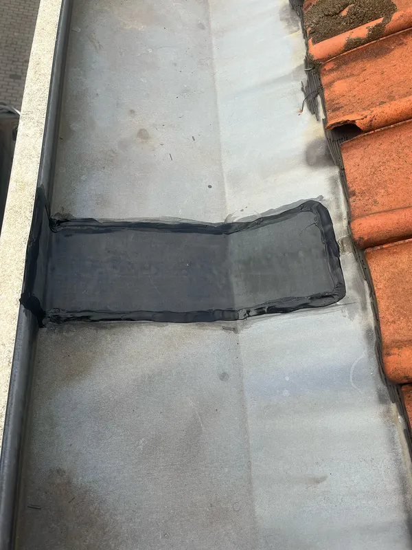 Voorlopig herstellen van lek in goot